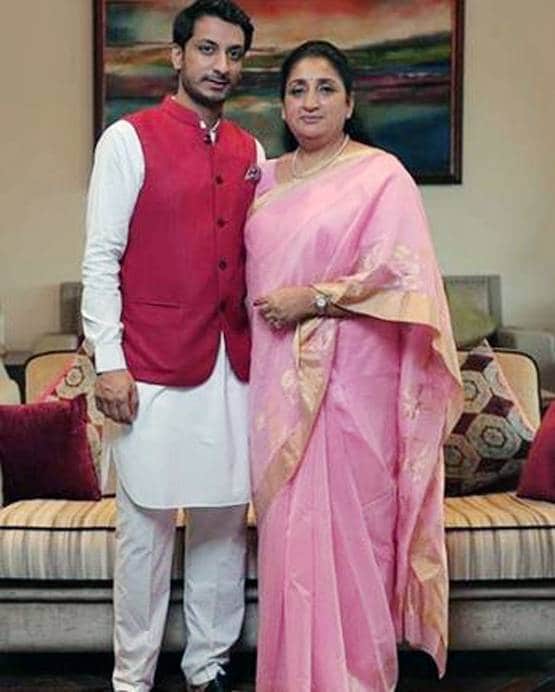 इतना बड़ा शरद पवार का परिवार, चाचा को छोड़ भतीजे ने बनाई सरकार