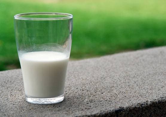 फुल क्रीम या डबल टोंड? कौन सा दूध आपके लिए फायदेमंद