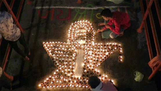 देव दीपावली पर वाराणसी के घाटों पर अद्भुत नजारा, उमड़ा जनसैलाब