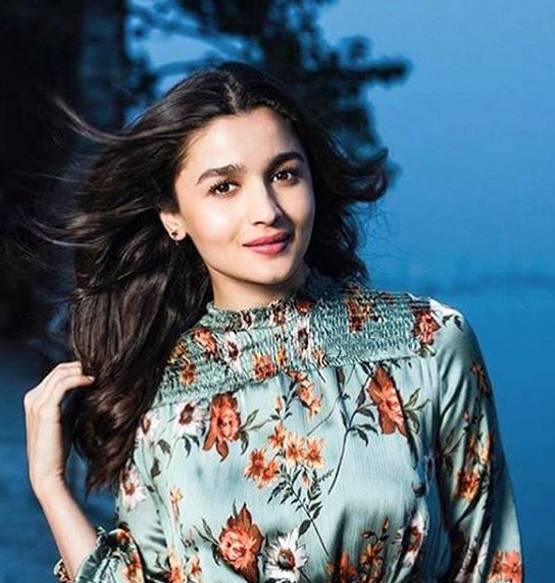 अंडरवॉटर फोटोशूट में मोनोकनी पहने आलिया का ग्लैमरस लुक