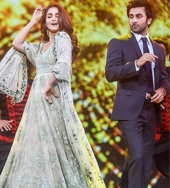 अंडरवॉटर फोटोशूट में मोनोकनी पहने आलिया का ग्लैमरस लुक