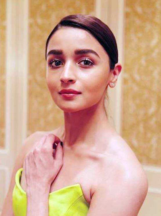 अंडरवॉटर फोटोशूट में मोनोकनी पहने आलिया का ग्लैमरस लुक