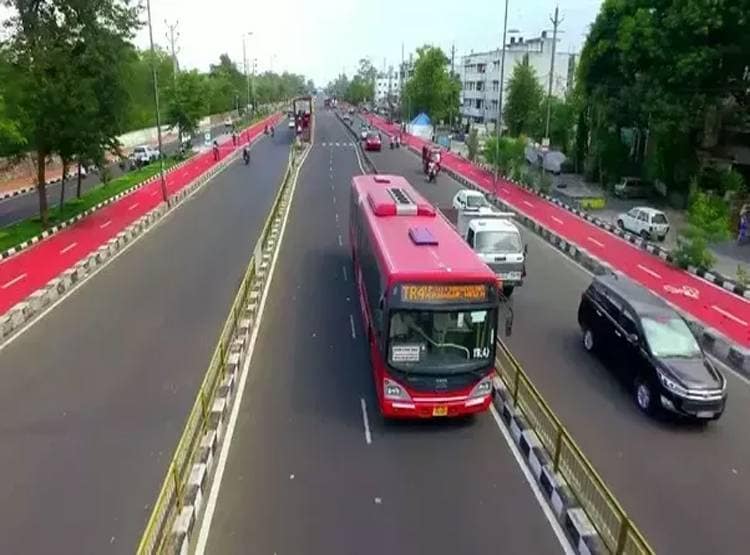 अचानक बस स्टैंड पर चलने लगी पोर्न फिल्म, वीडियो हो गया वायरल