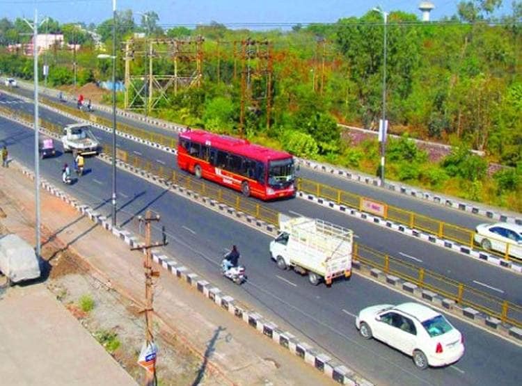 अचानक बस स्टैंड पर चलने लगी पोर्न फिल्म, वीडियो हो गया वायरल