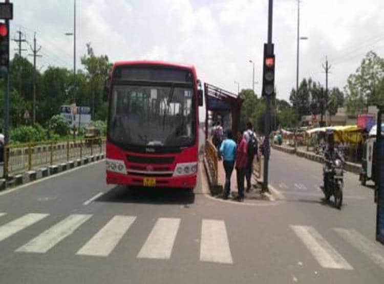 अचानक बस स्टैंड पर चलने लगी पोर्न फिल्म, वीडियो हो गया वायरल