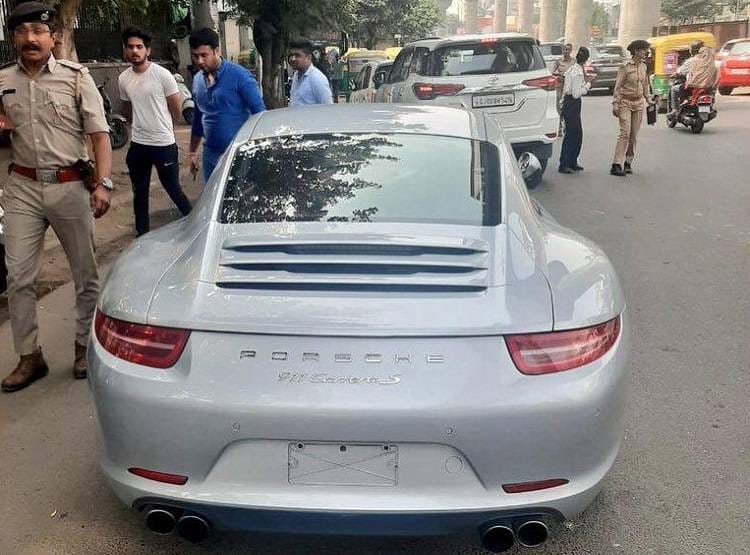 बिना कागजात के सड़क पर पकड़ी गई कार, 10 लाख का कटा चालान