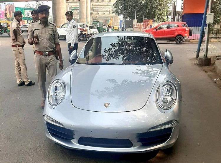 बिना कागजात के सड़क पर पकड़ी गई कार, 10 लाख का कटा चालान