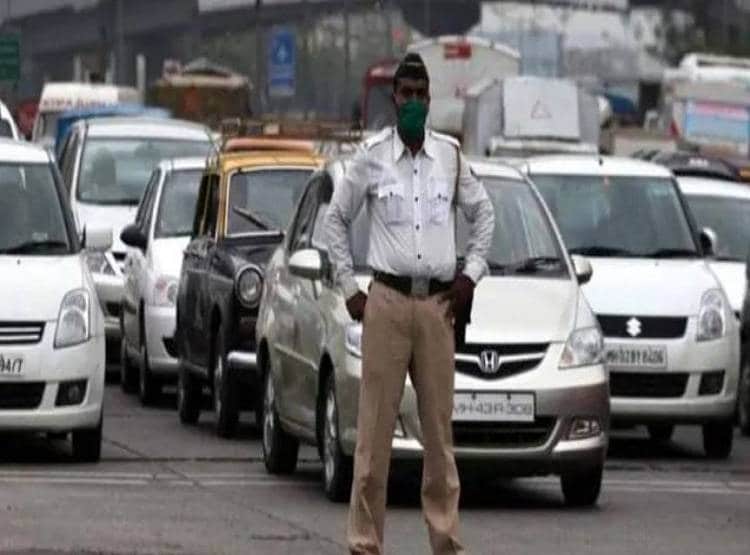 बिना कागजात के सड़क पर पकड़ी गई कार, 10 लाख का कटा चालान