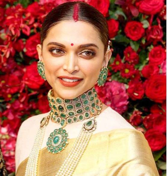 दोस्त की शादी में दीपिका पादुकोण ने रिपीट की अपने रिसेप्शन वाली साड़ी? Photos