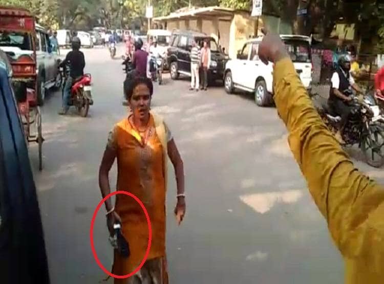 पैसे लेकर नहीं दी जमीन तो महिला ने ब्रोकर को चप्पलों से पीटा