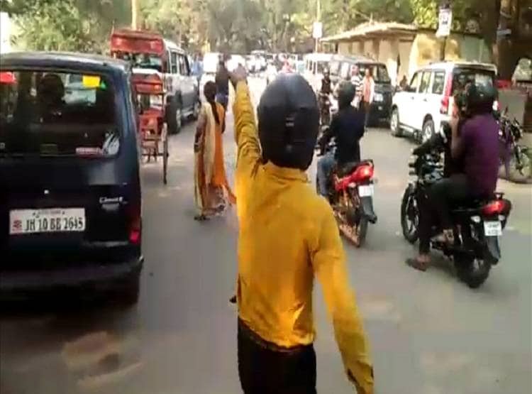 पैसे लेकर नहीं दी जमीन तो महिला ने ब्रोकर को चप्पलों से पीटा