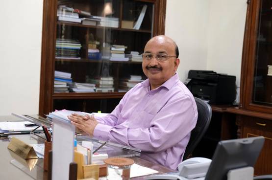 बर्थडे विश से लेकर लेट नाइट वर्क तक, ऐसी है इन अफसरों की लाइफ