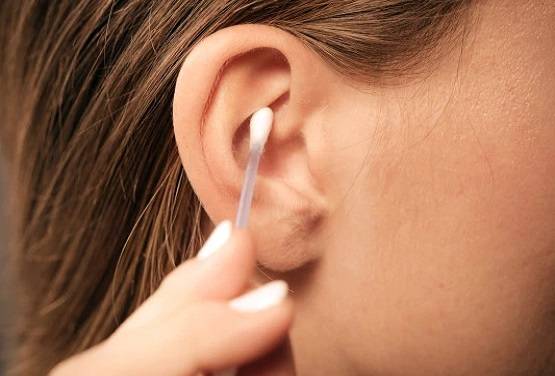 कान में हो रही थी खुजली, डॉक्टर ने देखा तो उड़े होश निकले 10 कॉकरोच