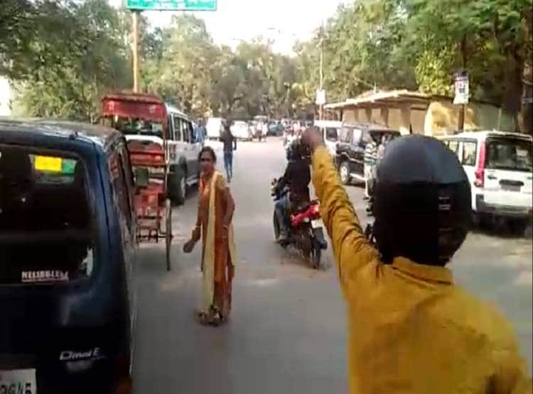 पैसे लेकर नहीं दी जमीन तो महिला ने ब्रोकर को चप्पलों से पीटा