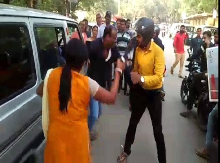 पैसे लेकर नहीं दी जमीन तो महिला ने ब्रोकर को चप्पलों से पीटा