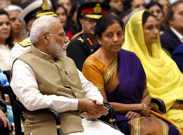 हांफ रही है इकॉनोमी, क्या मोदी सरकार के छह दांव बनेंगे बूस्टर