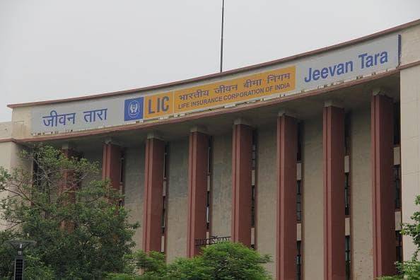 LIC पॉलिसी पर मिलता है लोन और बोनस, ऐसे उठाएं फायदा