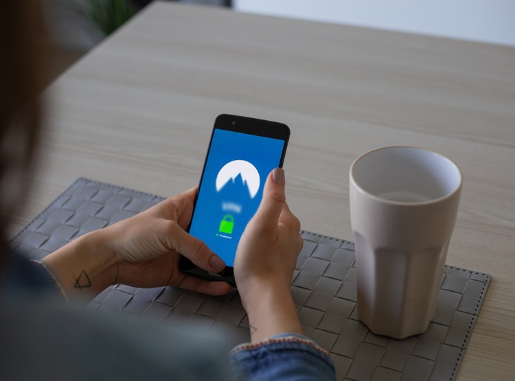 लाखों एंड्रॉयड स्मार्टफोन्स यूजर्स की फोटो और डेटा खतरे में