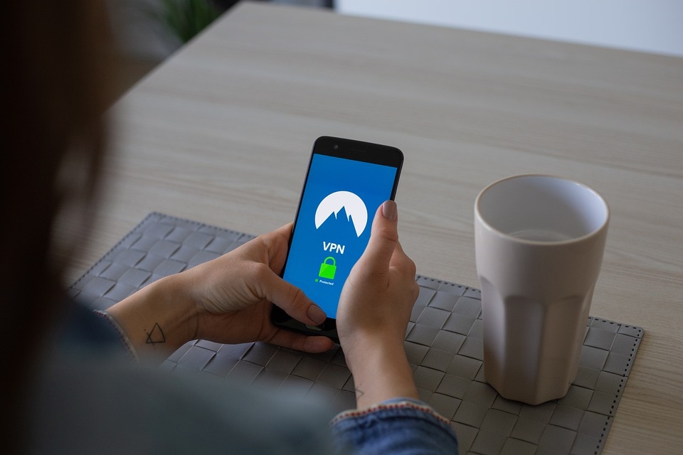 WhatsApp पर आने वाले वीडियो से हो जाएं सावधान, हो सकती है जासूसी