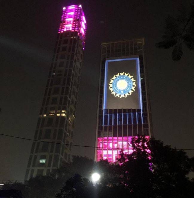 मैच से पहले पिंक सिटी बना कोलकाता, बाजार में आई गुलाबी मिठाई