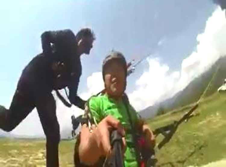 पैराग्लाइडिंग करते शख्स की सिट्टी-पिट्टी गुम, हवा में अंताक्षरी, वीडियो वायरल