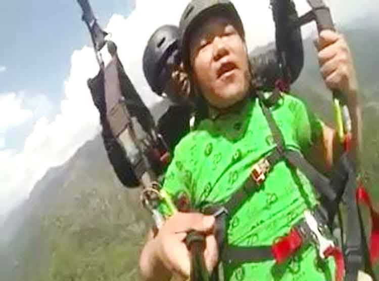 पैराग्लाइडिंग करते शख्स की सिट्टी-पिट्टी गुम, हवा में अंताक्षरी, वीडियो वायरल