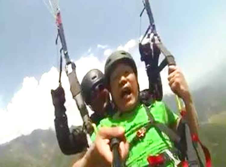 पैराग्लाइडिंग करते शख्स की सिट्टी-पिट्टी गुम, हवा में अंताक्षरी, वीडियो वायरल