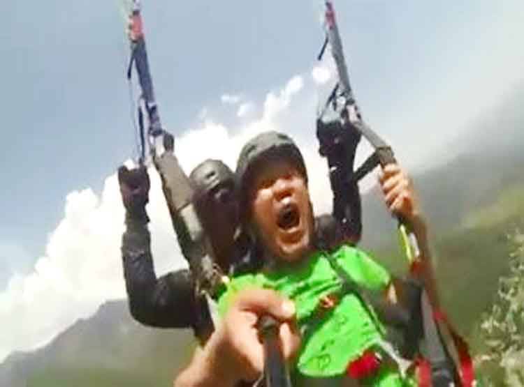 पैराग्लाइडिंग करते शख्स की सिट्टी-पिट्टी गुम, हवा में अंताक्षरी, वीडियो वायरल