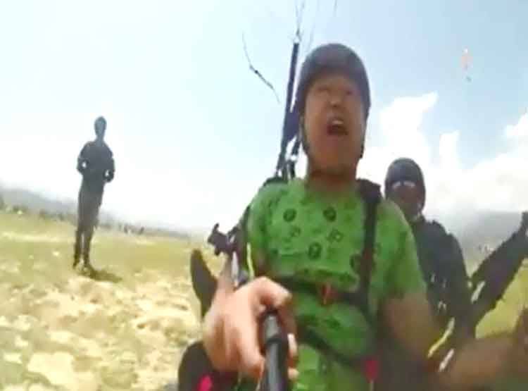 पैराग्लाइडिंग करते शख्स की सिट्टी-पिट्टी गुम, हवा में अंताक्षरी, वीडियो वायरल