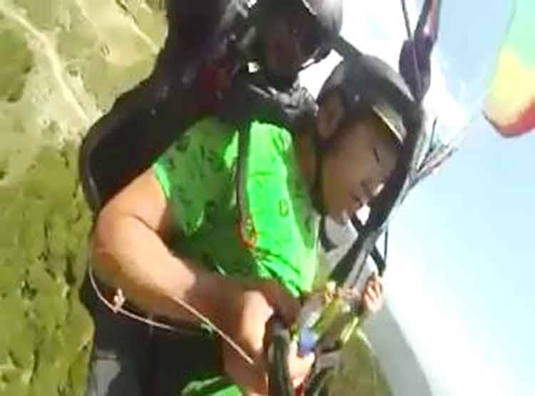 पैराग्लाइडिंग करते शख्स की सिट्टी-पिट्टी गुम, हवा में अंताक्षरी, वीडियो वायरल