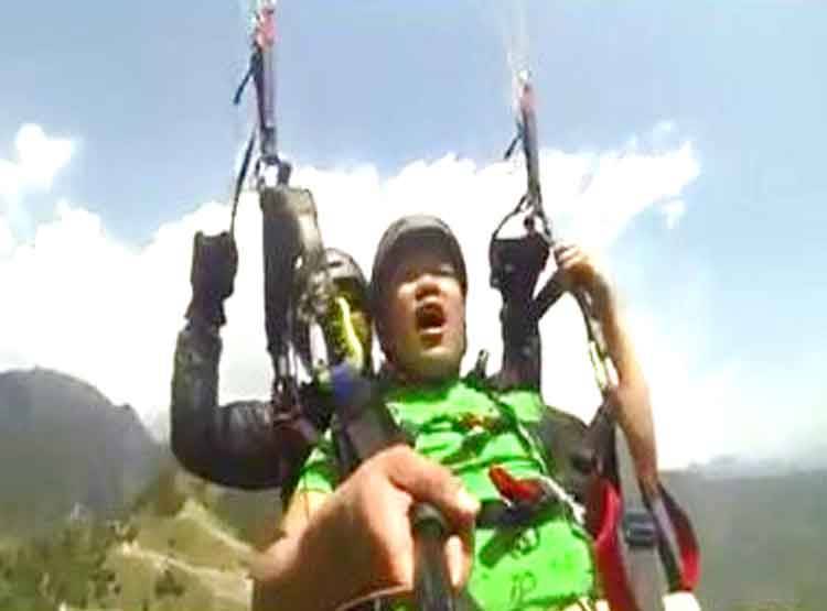 पैराग्लाइडिंग करते शख्स की सिट्टी-पिट्टी गुम, हवा में अंताक्षरी, वीडियो वायरल
