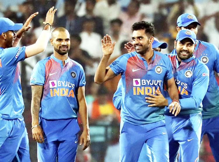 बांग्लादेश के छुड़ाए 'छक्के', अब पिता ने खोला चाहर की जादुई गेंदबाजी का राज