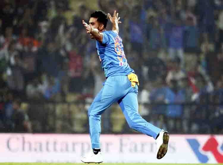 बांग्लादेश के छुड़ाए 'छक्के', अब पिता ने खोला चाहर की जादुई गेंदबाजी का राज