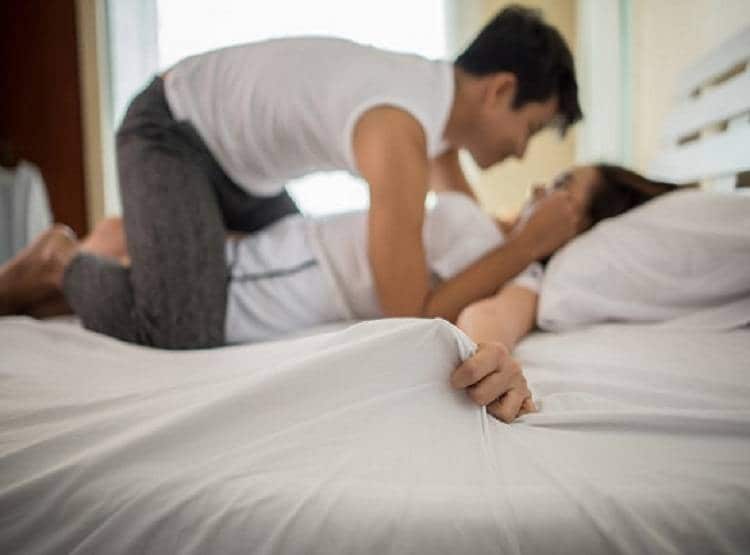 सेक्स के दौरान क्या सोचते हैं भारतीय? बेडरूम में भी पीछा नहीं छोड़ती ये टेंशन