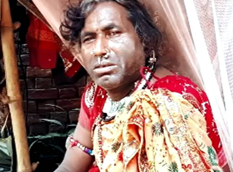 27 साल से दुल्हन बनकर रहता है ये शख्स, फैमिली में मर चुके 12 लोग