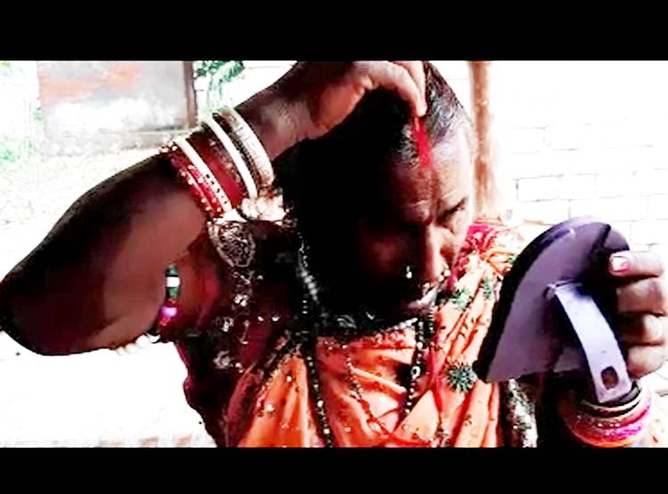 27 साल से दुल्हन बनकर रहता है ये शख्स, फैमिली में मर चुके 12 लोग