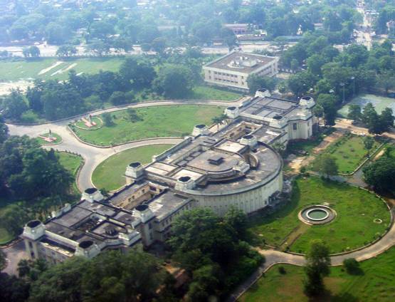 बर्थडे विश से लेकर लेट नाइट वर्क तक, ऐसी है इन अफसरों की लाइफ