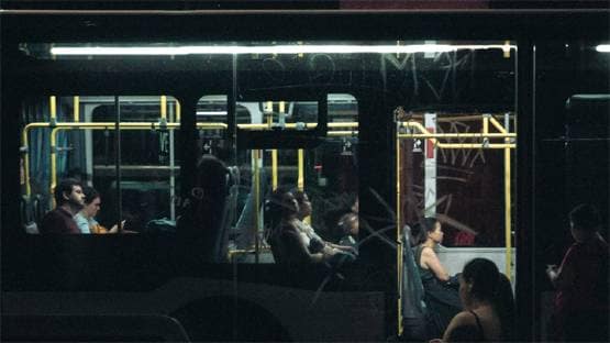 भीड़भरी बस में शारीरिक संबंध बना रहा था कपल, निकला अरेस्ट वारंट