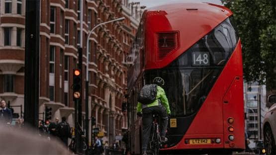 भीड़भरी बस में शारीरिक संबंध बना रहा था कपल, निकला अरेस्ट वारंट