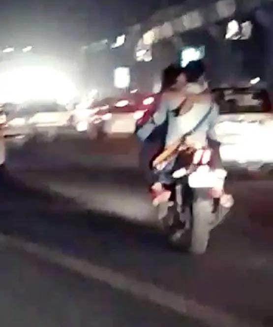 भीड़भरी बस में शारीरिक संबंध बना रहा था कपल, निकला अरेस्ट वारंट