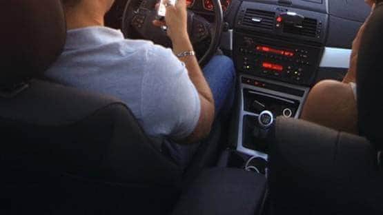 भीड़भरी बस में शारीरिक संबंध बना रहा था कपल, निकला अरेस्ट वारंट