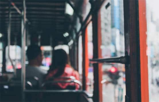 भीड़भरी बस में शारीरिक संबंध बना रहा था कपल, निकला अरेस्ट वारंट