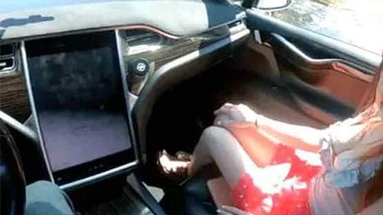 भीड़भरी बस में शारीरिक संबंध बना रहा था कपल, निकला अरेस्ट वारंट