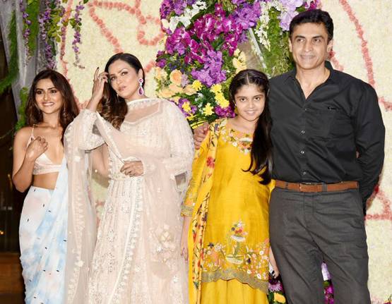 देवांश बड़जात्या के रिसेप्शन में छाया प्रनूतन का ग्लैमरस लुक