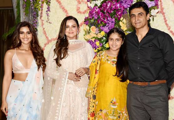 देवांश बड़जात्या के रिसेप्शन में छाया प्रनूतन का ग्लैमरस लुक