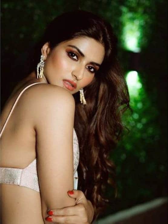 देवांश बड़जात्या के रिसेप्शन में छाया प्रनूतन का ग्लैमरस लुक