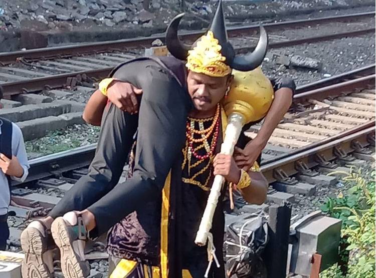 रेलवे को 'यमराज' का सहारा! नियम तोड़ने वालों को ऐसे दी सीख