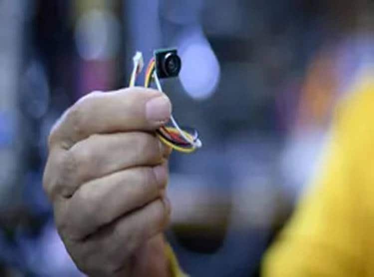 सीक्रेट कैमरे से होटल स्टाफ ने बनाया MMS, फिर किया ये खेल