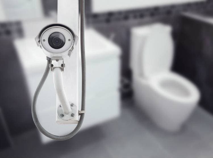 सीक्रेट कैमरे से होटल स्टाफ ने बनाया MMS, फिर किया ये खेल