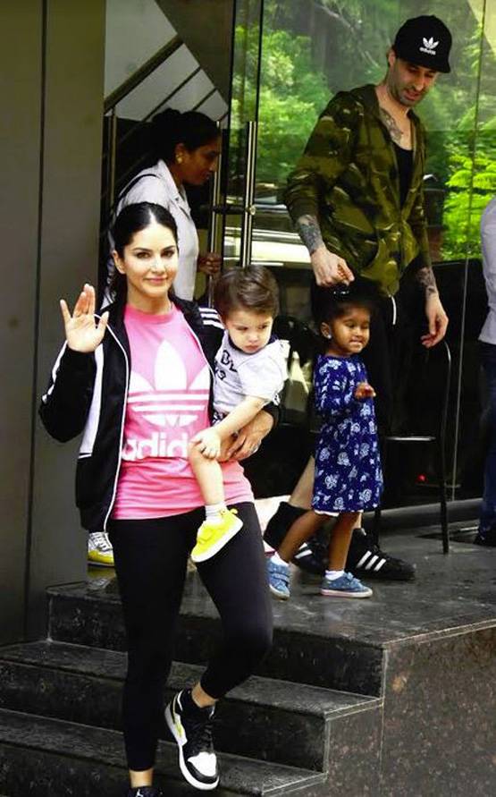 जुहू में फैमिली संग घूमती नजर आईं सनी लियोनी, Photos